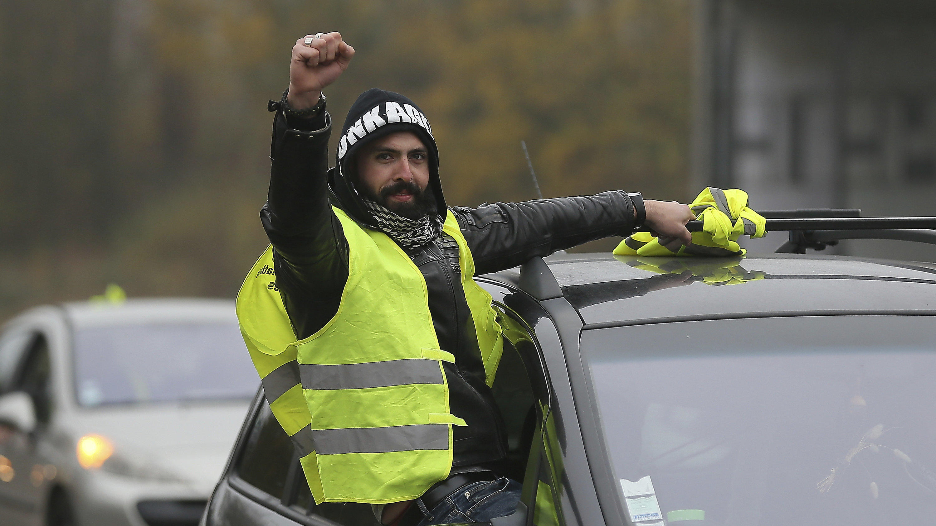 Straßenblockaden in Frankreich: Eine Tote und viel Verletzte bei Spritpreis-Demos Proteste der "Gilets Jaunes" in Frankreich