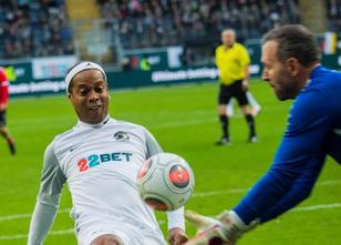 Der zweimalige Weltfußballer Ronaldinho hat sein Team weiterlesen