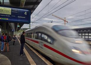 Gut einen Monat nach einem ICE-Brand sollen von Sonntag an die Züge auf der... weiterlesen