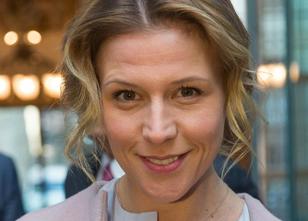 Die Schauspielerin Franziska Weisz versucht nach eigener Darstellung, ein u... weiterlesen