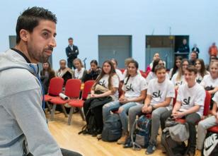Fußball-Weltmeister Sami Khedira (31) hat Schülern aus seiner Heimat den Wu... weiterlesen