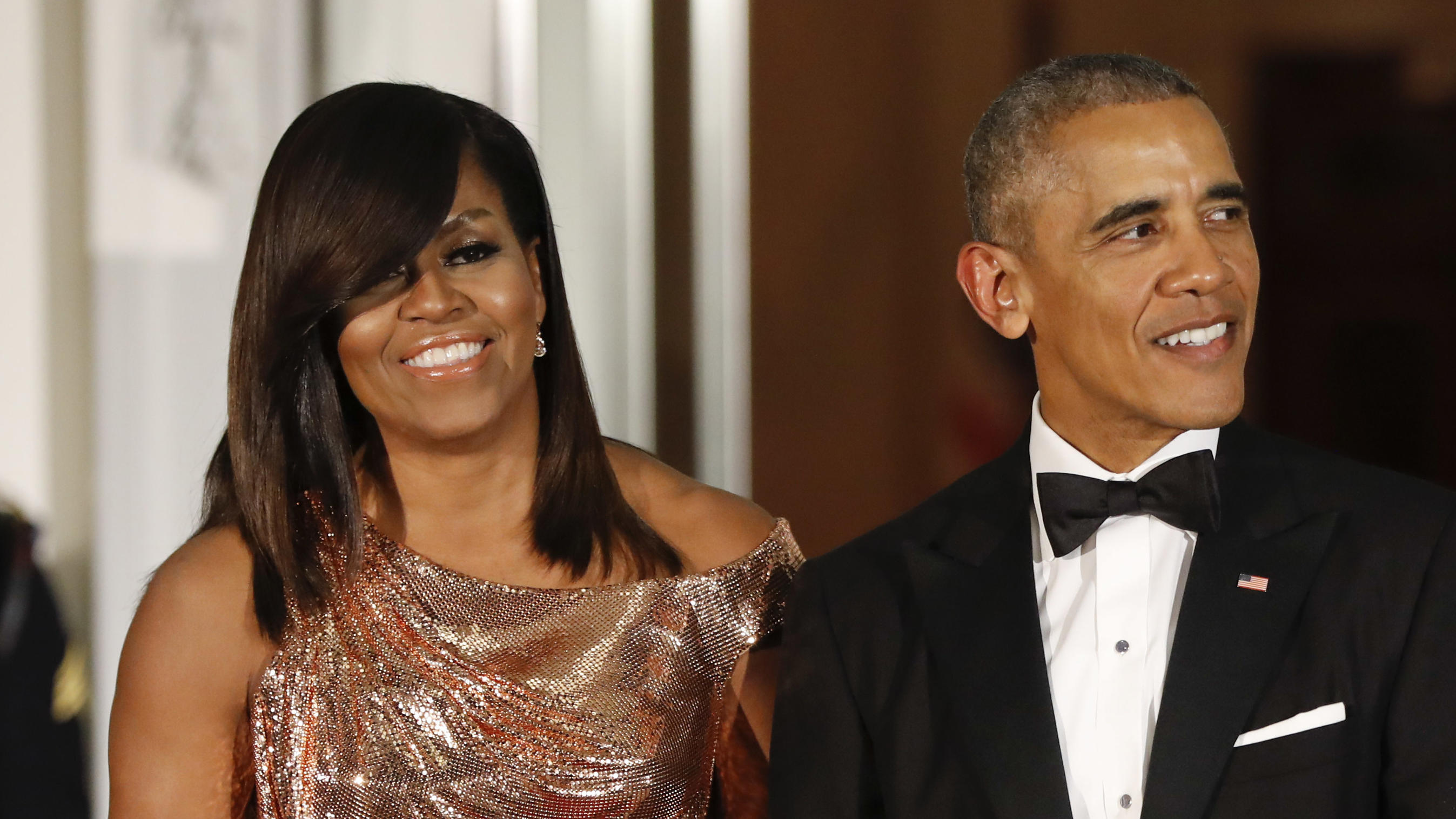 Barack Obama: Süße Liebesgeste an Ehefrau Michelle Michelle und Barack Obama beim State Dinner im Weißen Haus am 8. Oktober 2016.