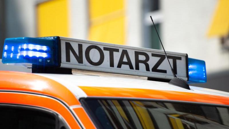 Radfahrer von Güterzug erfasst und getötet Der Schriftzug "Notarzt" steht auf einem Fahrzeug