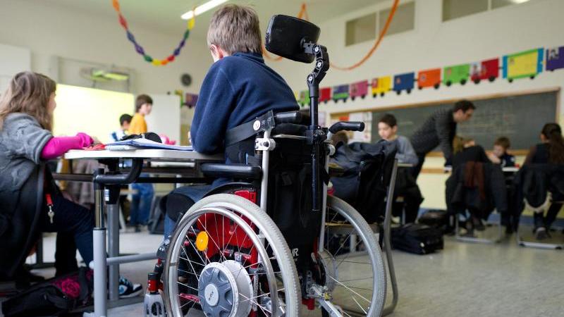 Studie: Inklusion ist akzeptiert, aber es fehlt Personal Ein Junge im Rollstuhl während des Unterrichts