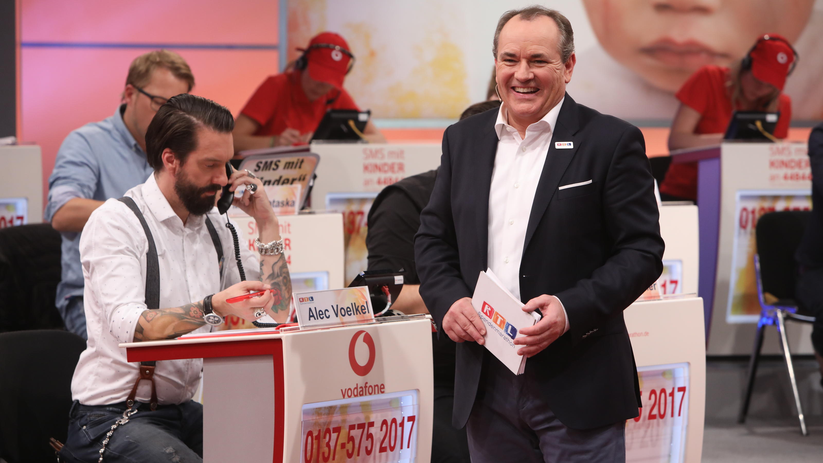 RTL-Spendenmarathon – „RTL – Wir helfen Kindern“: Häufig gestellte Fragen RTL-Spendenmarathon 2017: Moderator Wolfram Kons (re.). Links im Bild: Alec Voelkel (The Boss Hoss) am Spendentelefon.