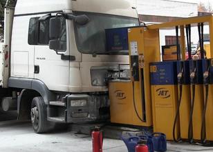 Beim Rangieren auf einem Tankstellengelände hat ein Lastwagenfahrer mit sei... weiterlesen