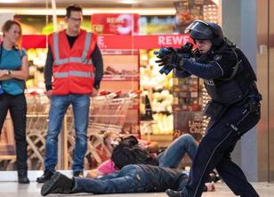 Eine laute Detonation erschüttert das Terminal 1 des Flughafens Köln/Bonn, ... weiterlesen
