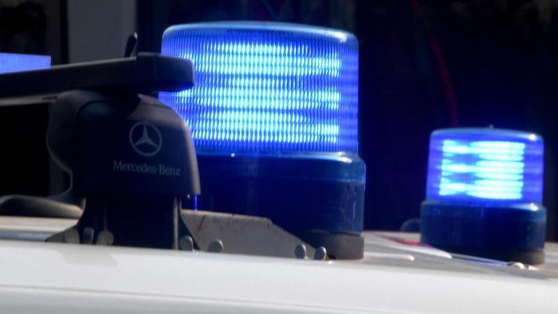 Einbruchsversuch in Bunker: Pyrotechnik gerät in Brand Polizei mit Blaulicht