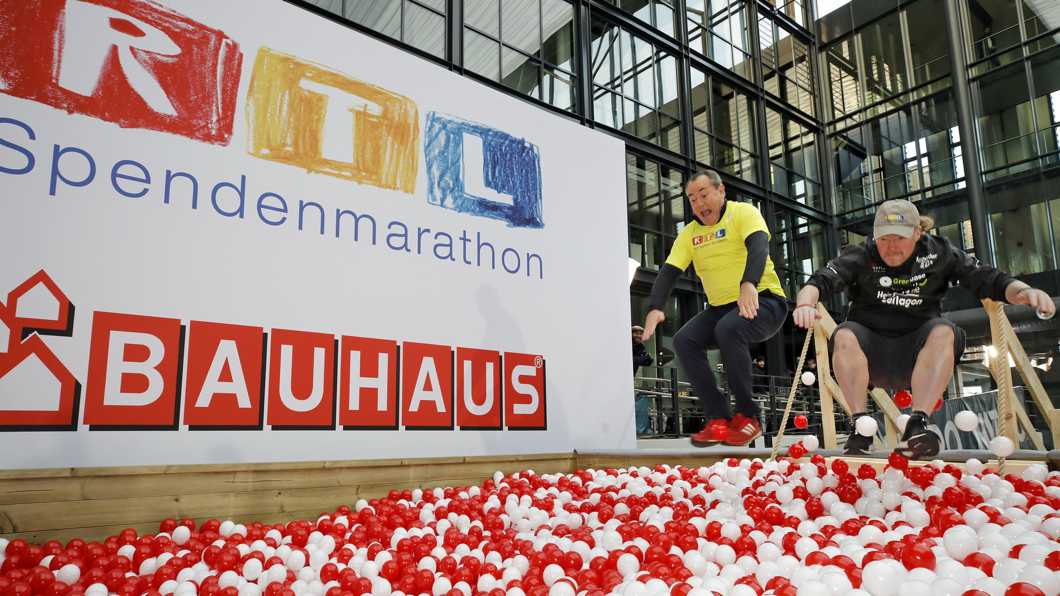 Joey Kelly schafft den"24h Urban Run" beim 23. RTL-Spendenmarathon Der Sprung ins Bälle-Bad: Joey Kelly und Wolfram Kons