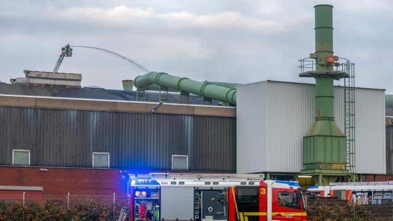 Explosion in Krefelder Eisengießerei: Sieben Verletzte Feuerwehrleute und Rettungskräfte im Einsatz nach Explosion
