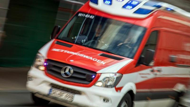 Autofahrerin prallt gegen Straßenlaterne: Schwer verletzt Rettungswagen im Noteinsatz