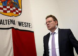 Die Messerattacke auf den Bürgermeister von Altena, Andreas Hollstein, vor ... weiterlesen