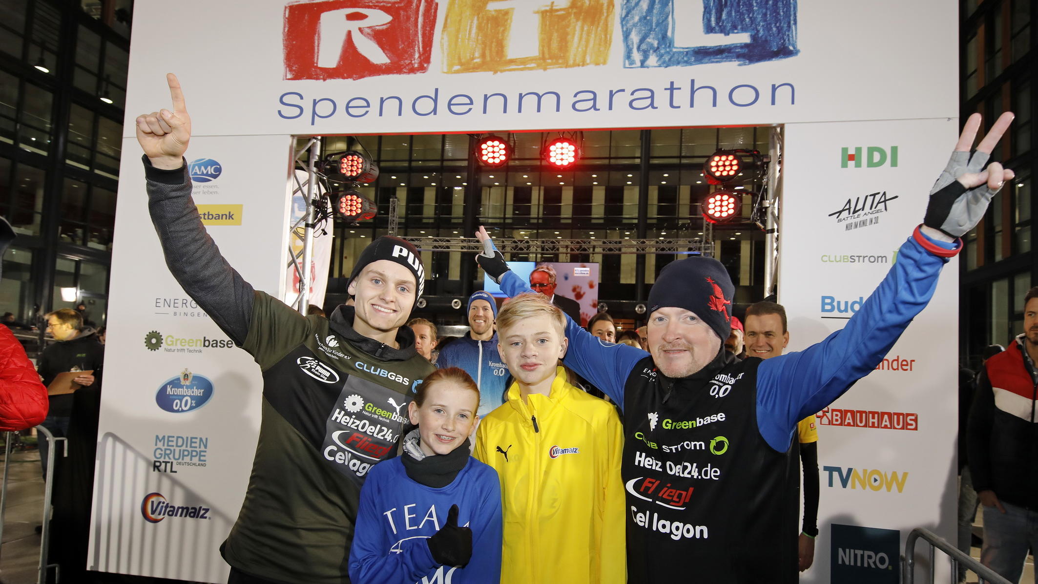 8.604.481 Euro Spenden beim 23. RTL-Spendenmarathon mit Wolfram Kons Joey Kelly wird von seinen Kindern Leon (14), Lillian (12) und Luke (18) (v. re.) unterstützt.