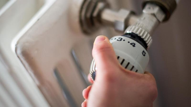 Hattinger sind beim Heizen besonders sparsam Hand dreht am Thermostat einer Heizung