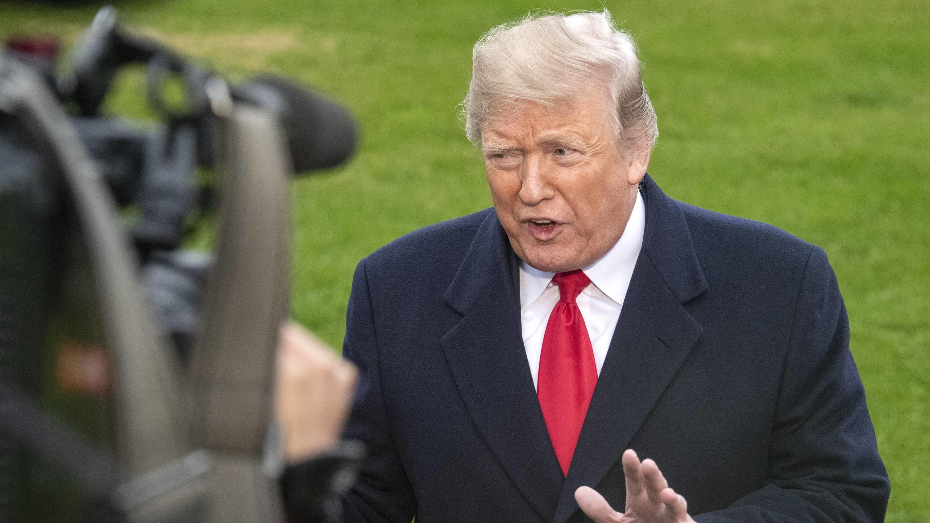 Schon wieder: US-Präsident Donald Trump zweifelt an eigenem Klimabericht November 26, 2018 - Washington, District of Columbia, U.S. - United States President Donald J. Trump answers questions as he departs the White House for campaign stops in Mississippi on Monday, November 26, 2018 Washington U.S. PUBLICATIONxINxGERxSUI