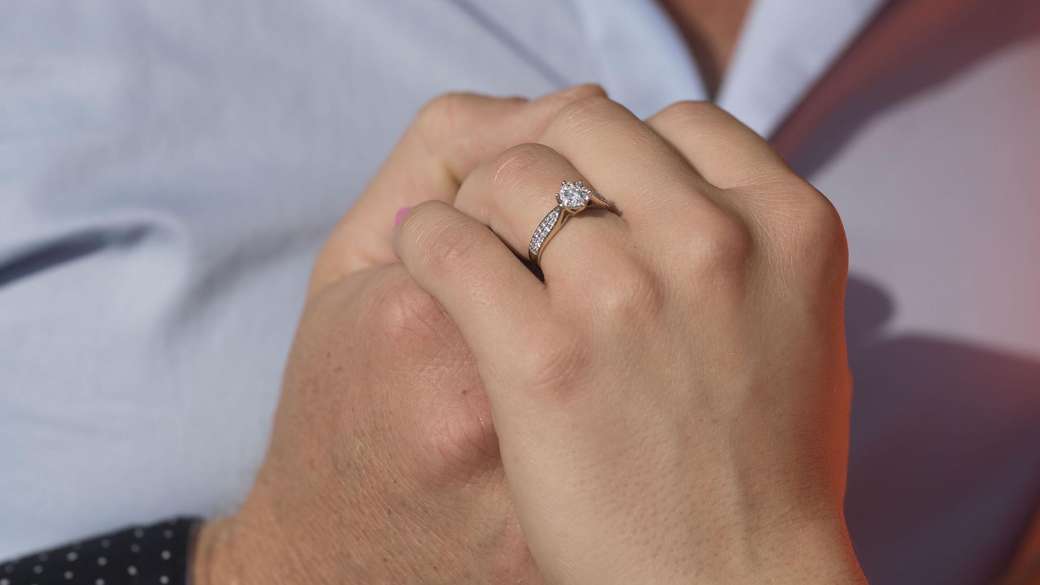 Bauer sucht Frau 2018: Rinderzüchter Jörn und seine Oliwia haben sich verlobt Oliwia mit Ring und ihrem Farmer Jörn.