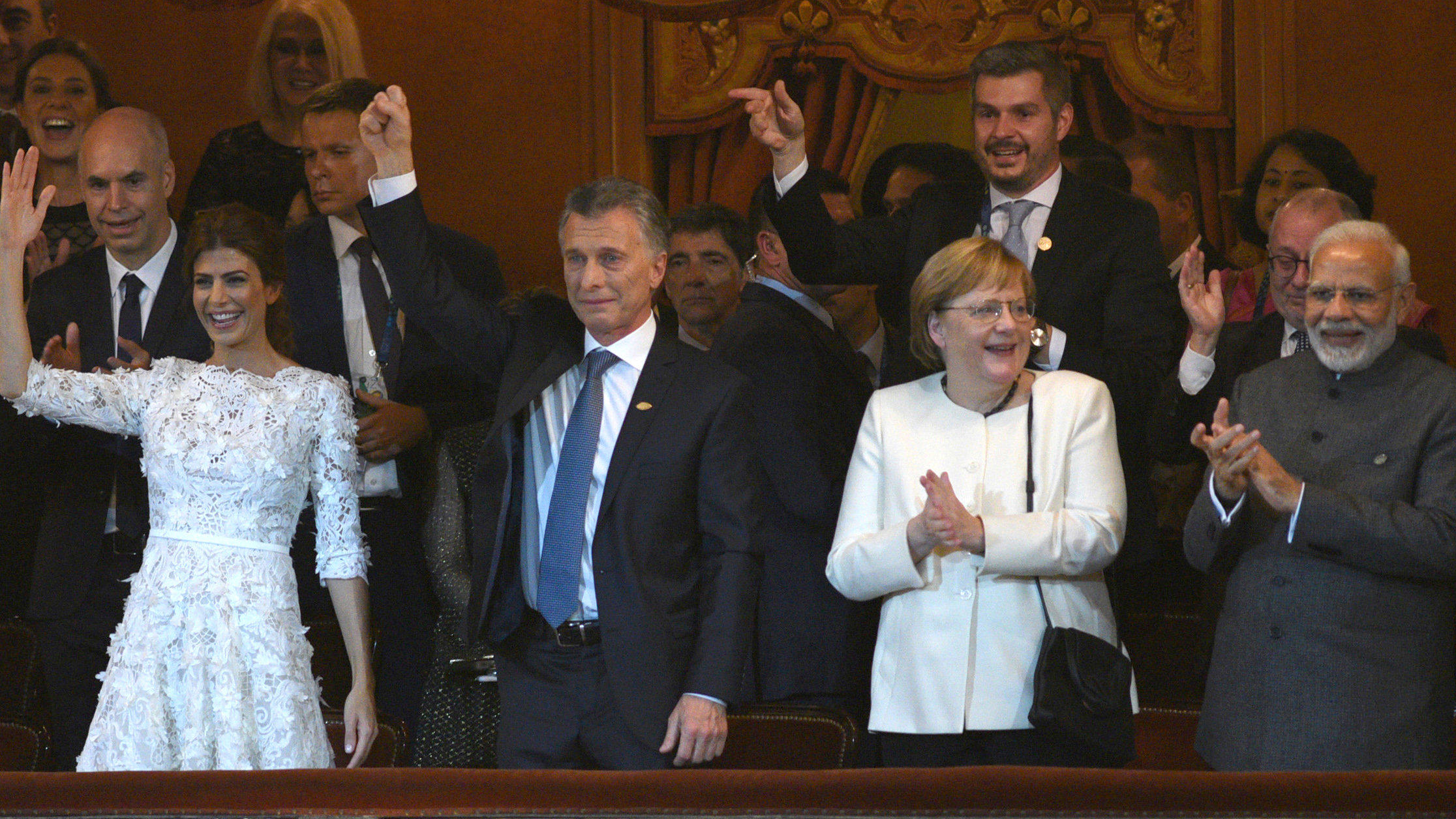 Diesen Flug wird Angela Merkels Sitznachbar im Iberia-Flieger wohl nie vergessen! HANDOUT - 30.11.2018, Argentinien, Buenos Aires: Das von der Pressestelle des G20-Gipfels veröffentlichte Foto zeigt Argentiniens First Lady Juliana Awada (l-r), Argentiniens Präsident Mauircio Macri, Bundeskanzlerin Angela Merkel (CDU) und Indiens P