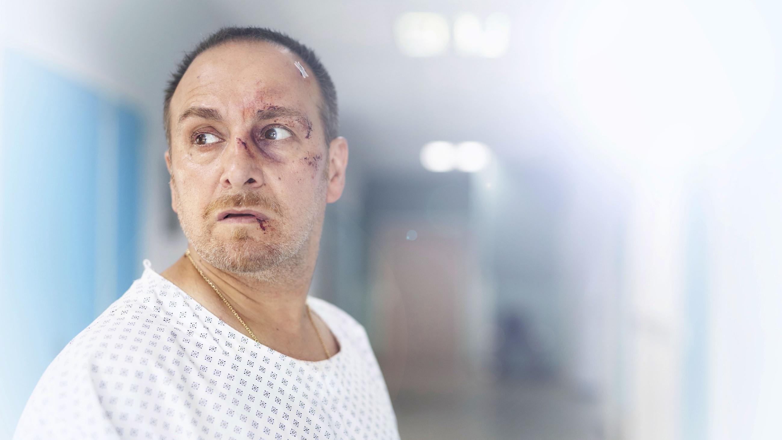 Alarm für Cobra 11: Stirbt Semir Gerkhan im dramatischen Staffelfinale? Surreale Traumwelt: Der im Koma liegende Semir (Erdogan Atalay) läuft in seinem Traum durch das menschenleere Krankenhaus.