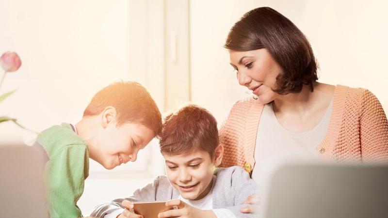 Tablets in der Schule: Bildschirmzeit im Blick behalten Smartphone-Nutzung