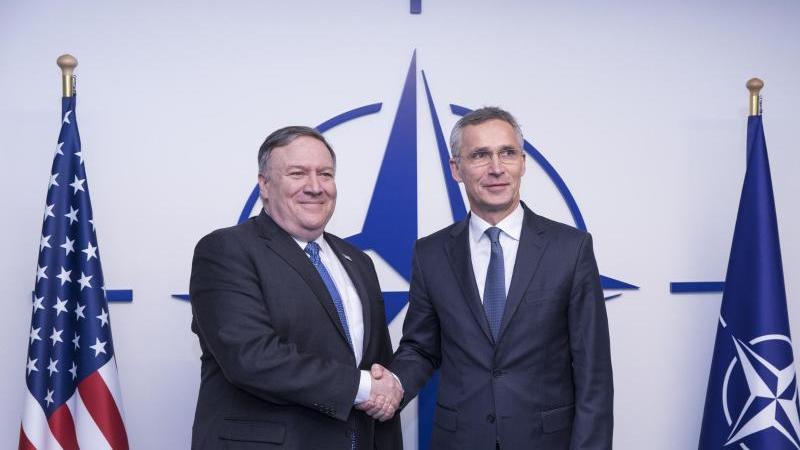 Streit um Abrüstungsvertrag: USA setzen Russland Ultimatum Mike Pompeo und Jens Stoltenberg