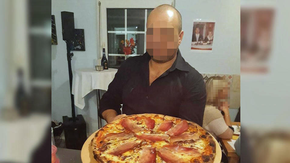 Wo der Boss noch selber backt: Hier gab es echte Pizza Mafiosi Der 45-jährige Pizzabäcker aus Pulheim