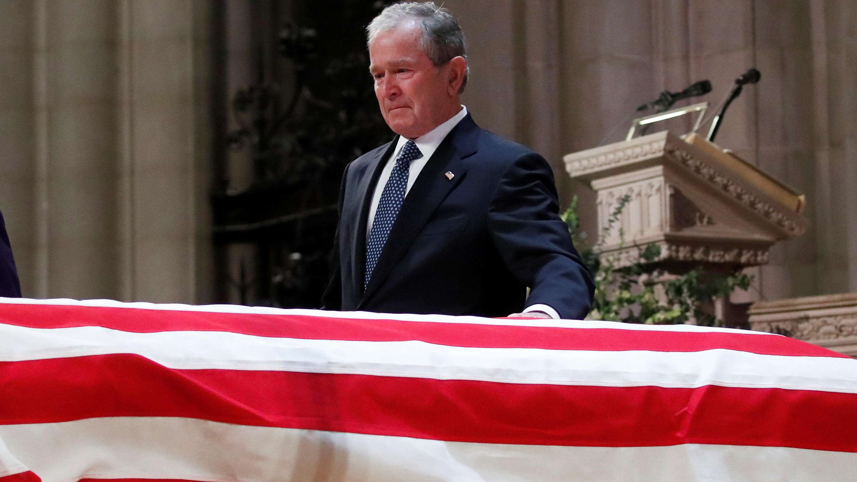 Beerdigung von Ex-Präsident George Bush: Wo war Hund Sully? Former President George W. Bush touches the casket of his father, former President George H.W. Bush, at the State Funeral at the National Cathedral, Wednesday, Dec. 5, 2018, in Washington. Alex Brandon/Pool via REUTERS
