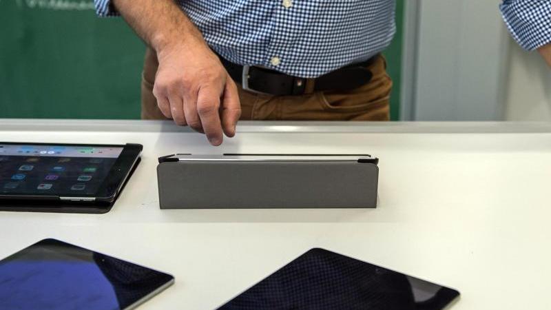 Schuldigitalisierung wohl erst ab Sommer 2019 Lehrer mit Tablet