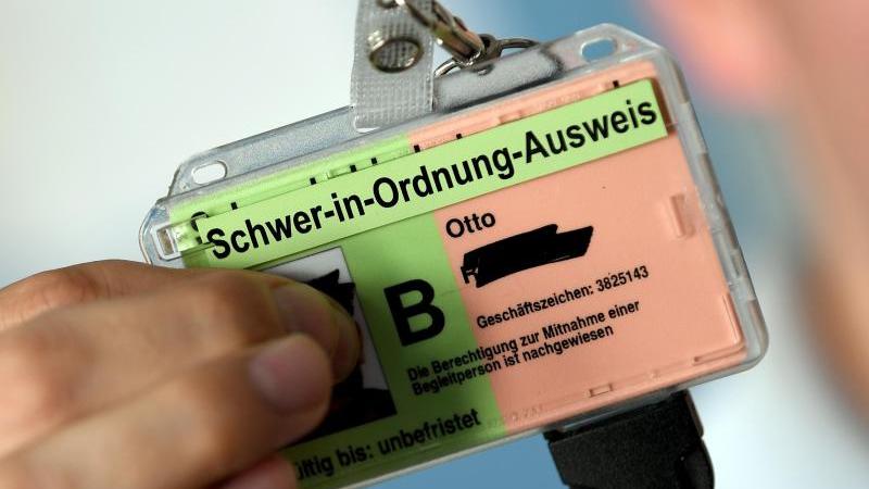 Schon 4000 Niedersachsen haben "Schwer-in-Ordnung-Ausweis" Ein junger Mann zeigt seinen «Schwer-in-Ordnung-Ausweis»