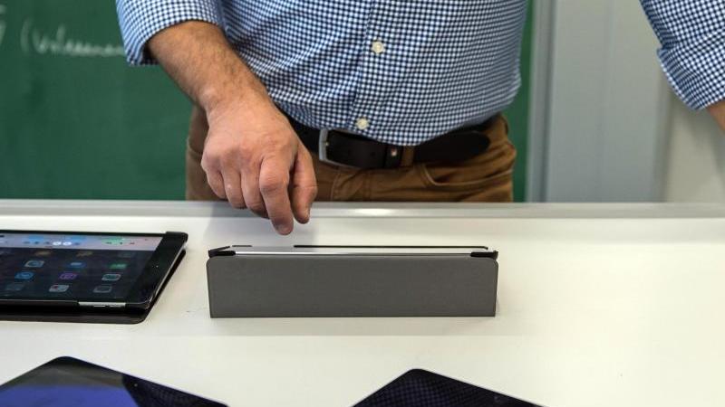 Digitalpakt muss Umweg hinnehmen: Hubig hofft auf Lösung Ein Lehrer bedient einen Tabletcomputer