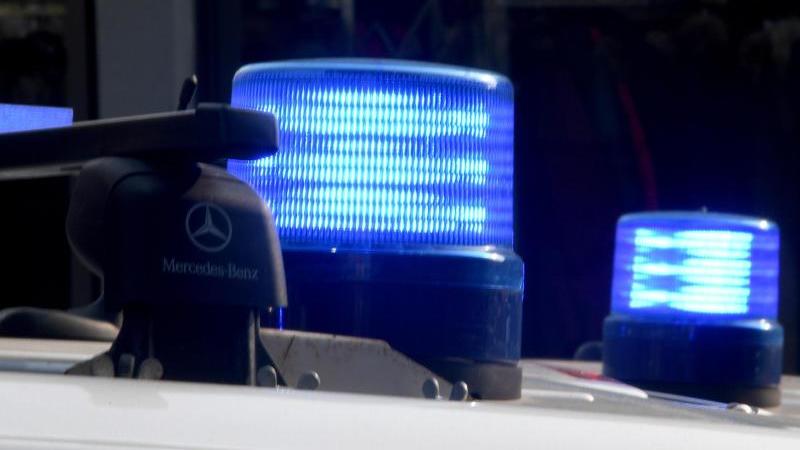 Mann soll Bekannten in Berlin-Mitte getötet haben Das eingeschaltete Blaulicht auf einem Polizeiwagen