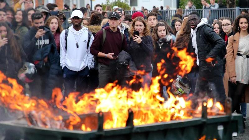 Neue Krawalle in Frankreich erwartet Brennende Mülltonne