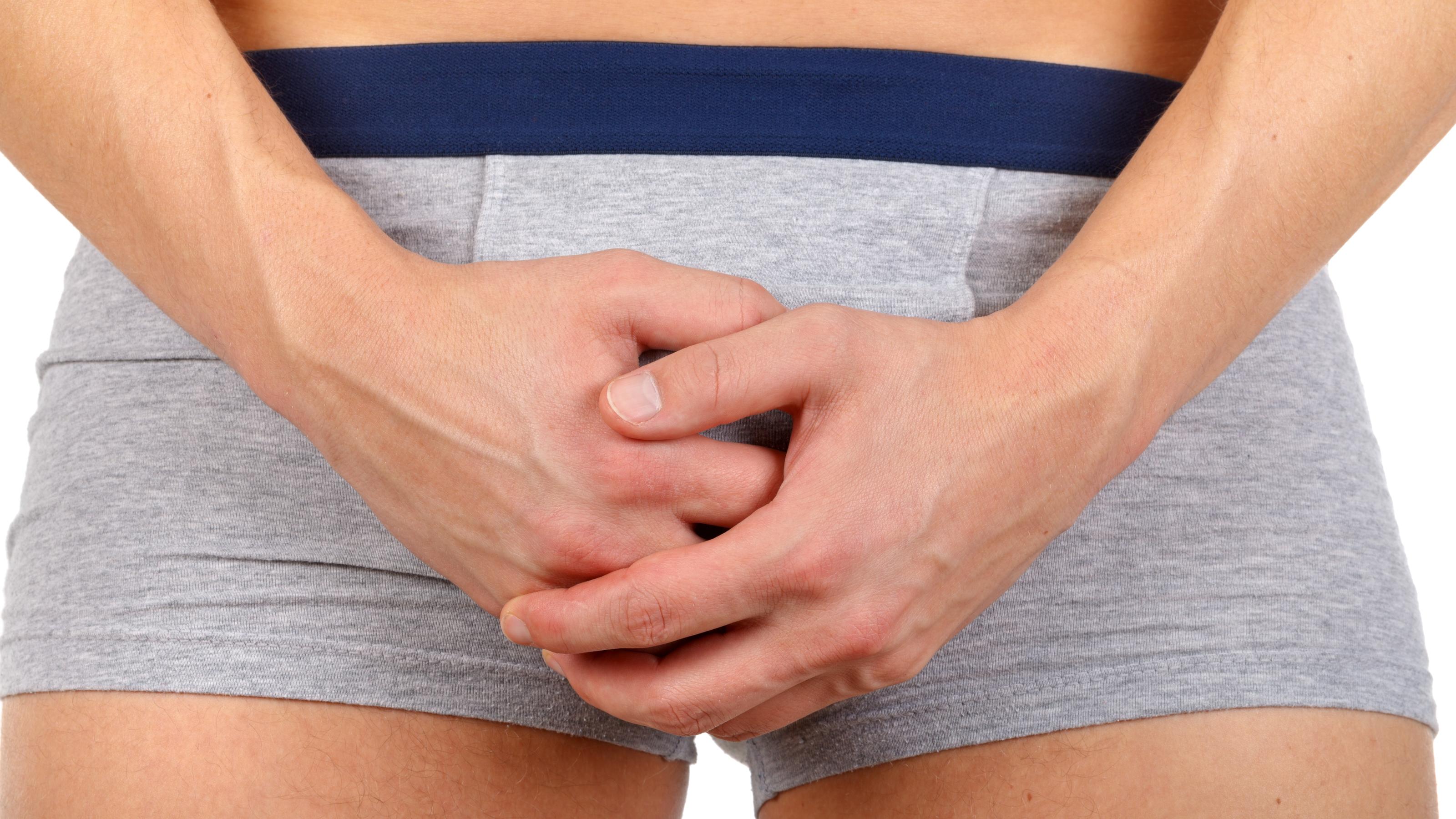Italienische Studie zeigt: Kleinerer Penis durch Chemikalien in Alltagsgegenständen Ein junger Mann hält sich die Hände vor den Schritt