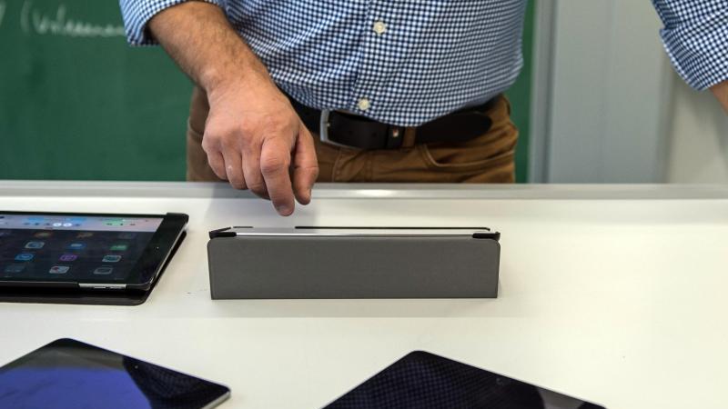 Verfassungsrechtler: Digitalpakt in Grundgesetz absichern Lehrer bedient in einem Klassenzimmer einen Tabletcomputer