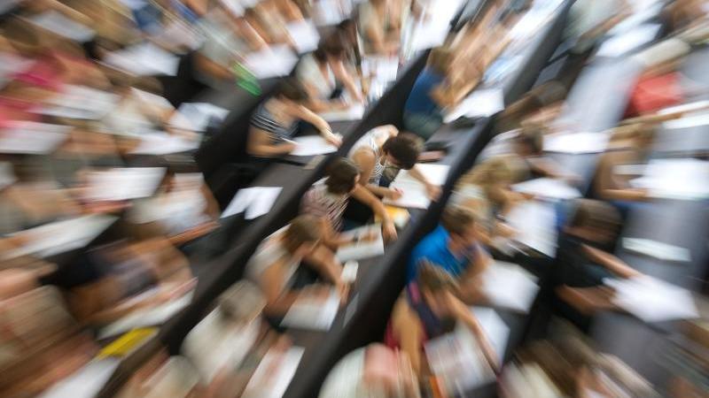 Studium: Rheinland-Pfälzer zieht es in andere Bundesländer Studenten sitzen in einem Hörsaal