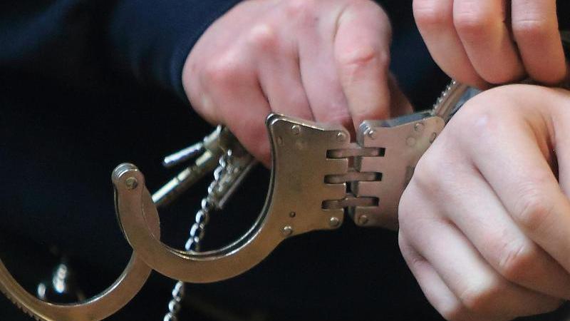 Zigaretten aus Supermarkt gestohlen: Einbrecher gestellt Handschellen