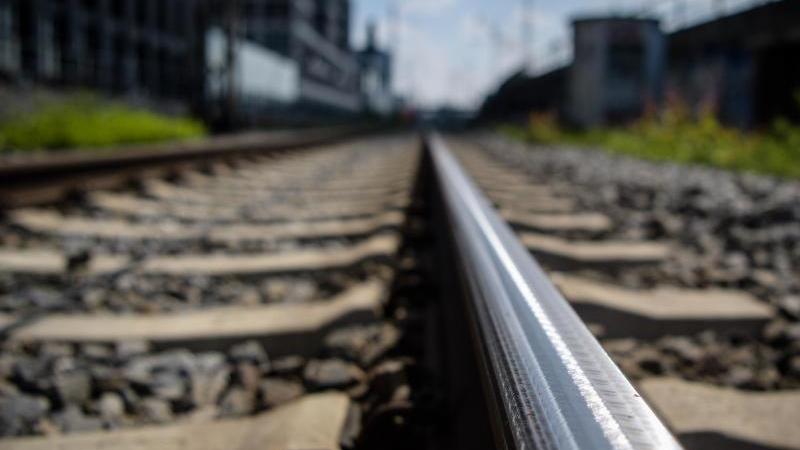 39-jähriger Pole bei Zugunfall an Bahnübergang gestorben Gleise