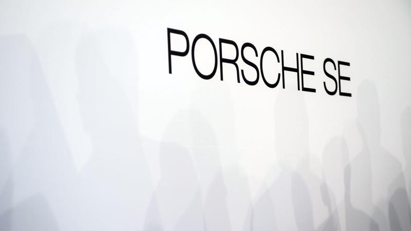 Porsche SE will Richter in Diesel-Verfahren ablösen lassen Logo der Porsche SE auf einer Wand