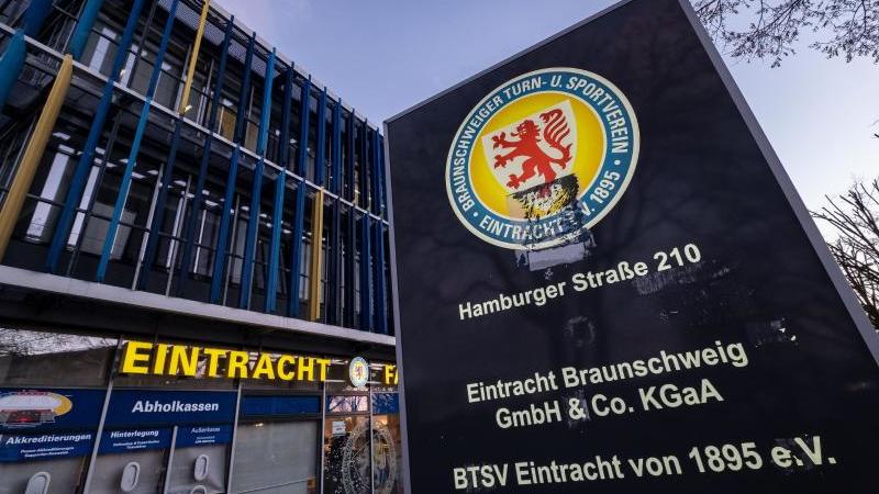 Trotz Abstieg: Eintracht Braunschweig macht Millionengewinn Eintracht Braunschweig mit Gewinn