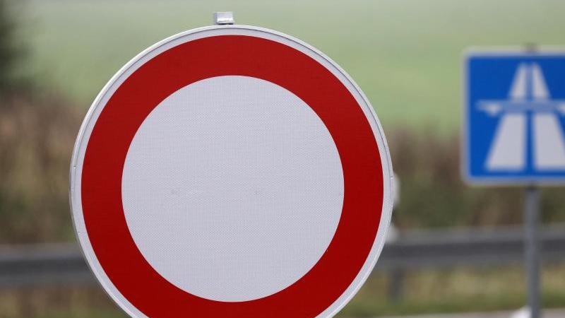 Autobahn 6 wird wegen Brückenarbeiten voll gesperrt Verbotsschild weist auf Sperrung einer Autobahn hin
