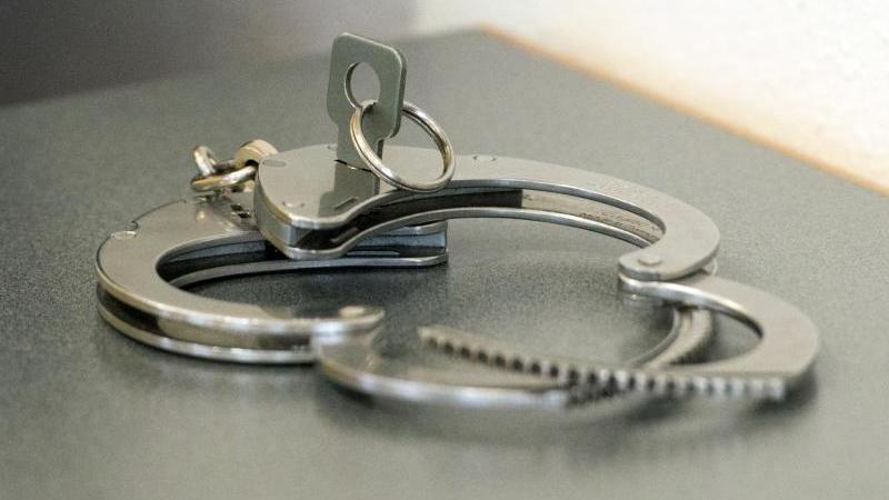 Drogen bestellt: Zwei Männer in Untersuchungshaft Handschellen liegen auf einem Tisch