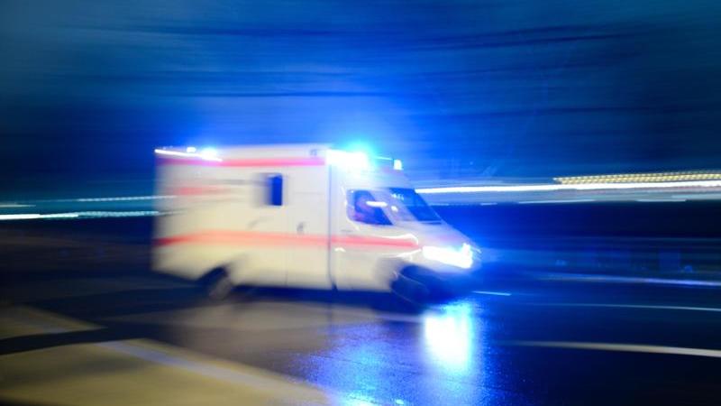 Krampf beim Ausparken: Auto kracht an Balkon Krankenwagen