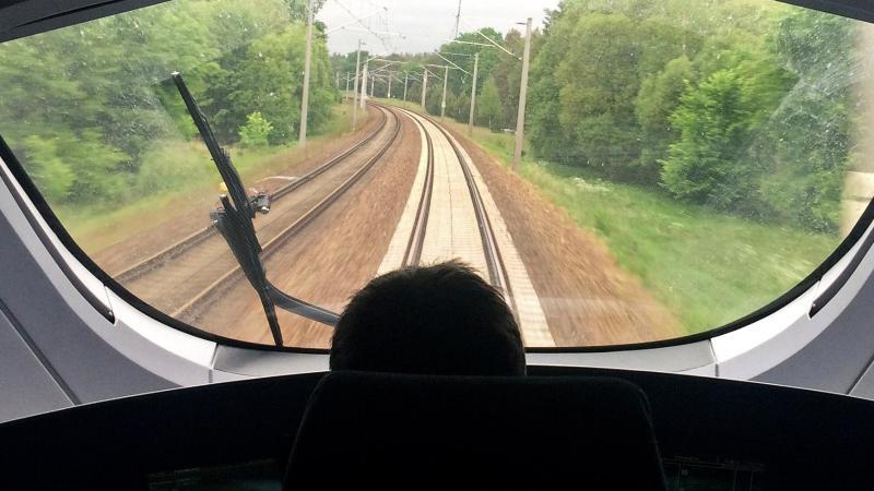 68-Jähriger übersteht Zusammenstoß mit Zug unbeschadet Lokführer steuert Zug