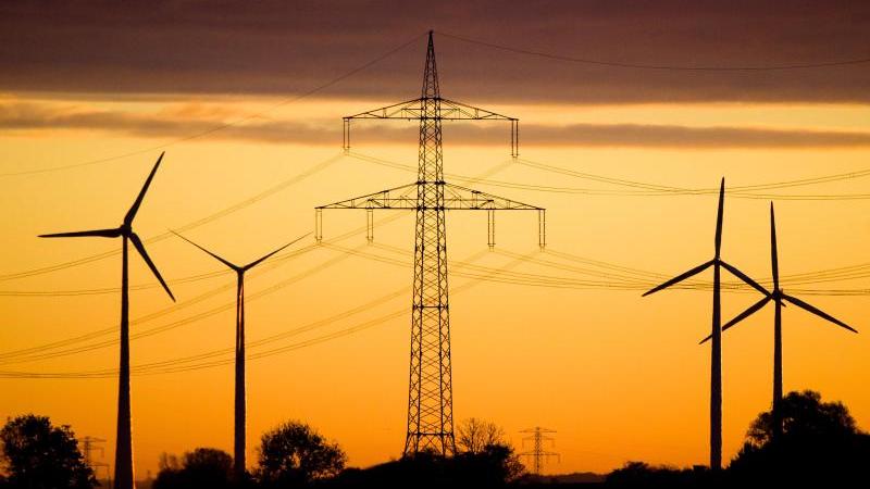 Bund ehrt Kiel für Klimaschutz-Initiative Windräder und Hochspannungsleitung