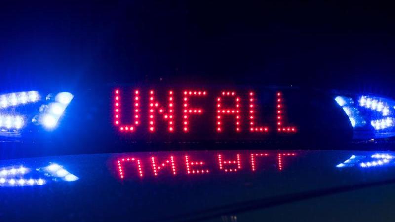 Fahrradfahrer nach Kollision mit Auto schwer verletzt Blaulicht