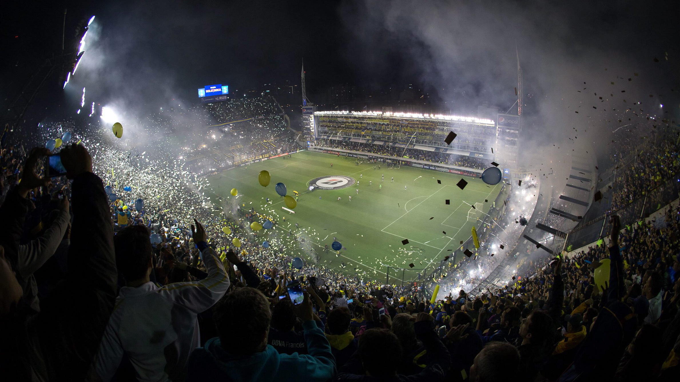 Superclasico: River Plate gegen Boca Juniors – woher kommt der Hass? ARCHIV - 14.05.2015, Argentinien, Buenos Aires: Fußball: Copa Libertadores, Achtelfinale, Rückspiel, Boca Juniors - River Plate im La Bombonera Stadion. Blick in das Stadion vor dem Spiel. (zu dpa «Argentinien in Atem: Boca und River im Finale der Co