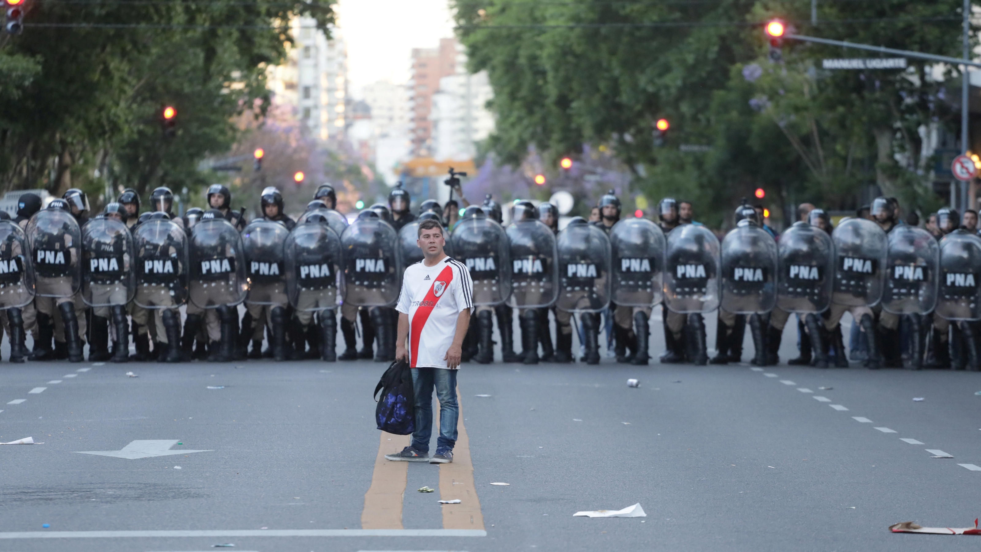 Superclasico: River Plate gegen Boca Juniors – woher kommt der Hass? FILE PHOTO: Soccer Football - Copa Libertadores Final - Second leg - River Plate v Boca Juniors - November 24, 2018 - A fan of River Plate walks in front of riot police after the match was postponed. REUTERS/Alberto Raggio/File Photo