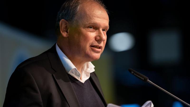 Braunschweig-Präsident Ebel kündigt Rückzug bis 2019 an Sebastian Ebel bei der Jahreshauptversammlung von Braunschweig