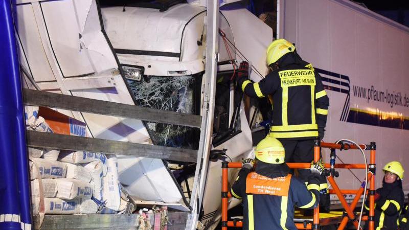 A3 nach tödlichem Lkw-Unfall wieder frei Feuerwehrleute arbeiten nach schwerem Unfall an Lkw