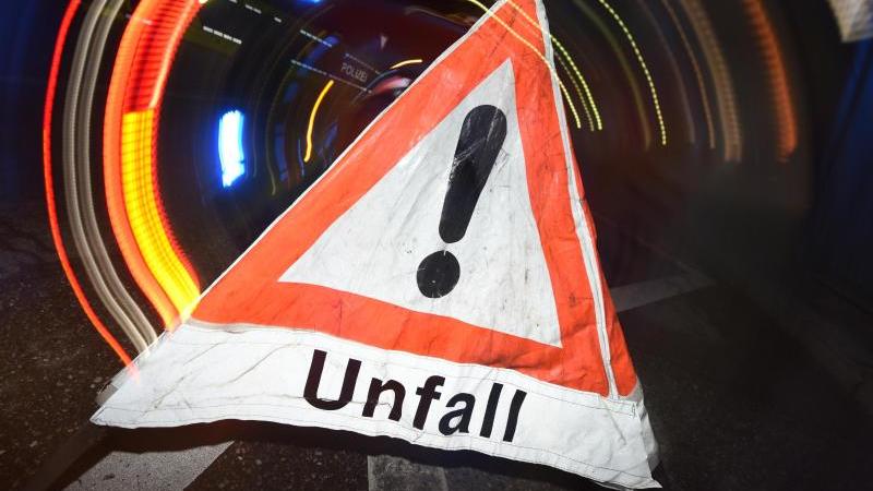 Unfall mit drei Verletzten in Gensungen Warndreieck