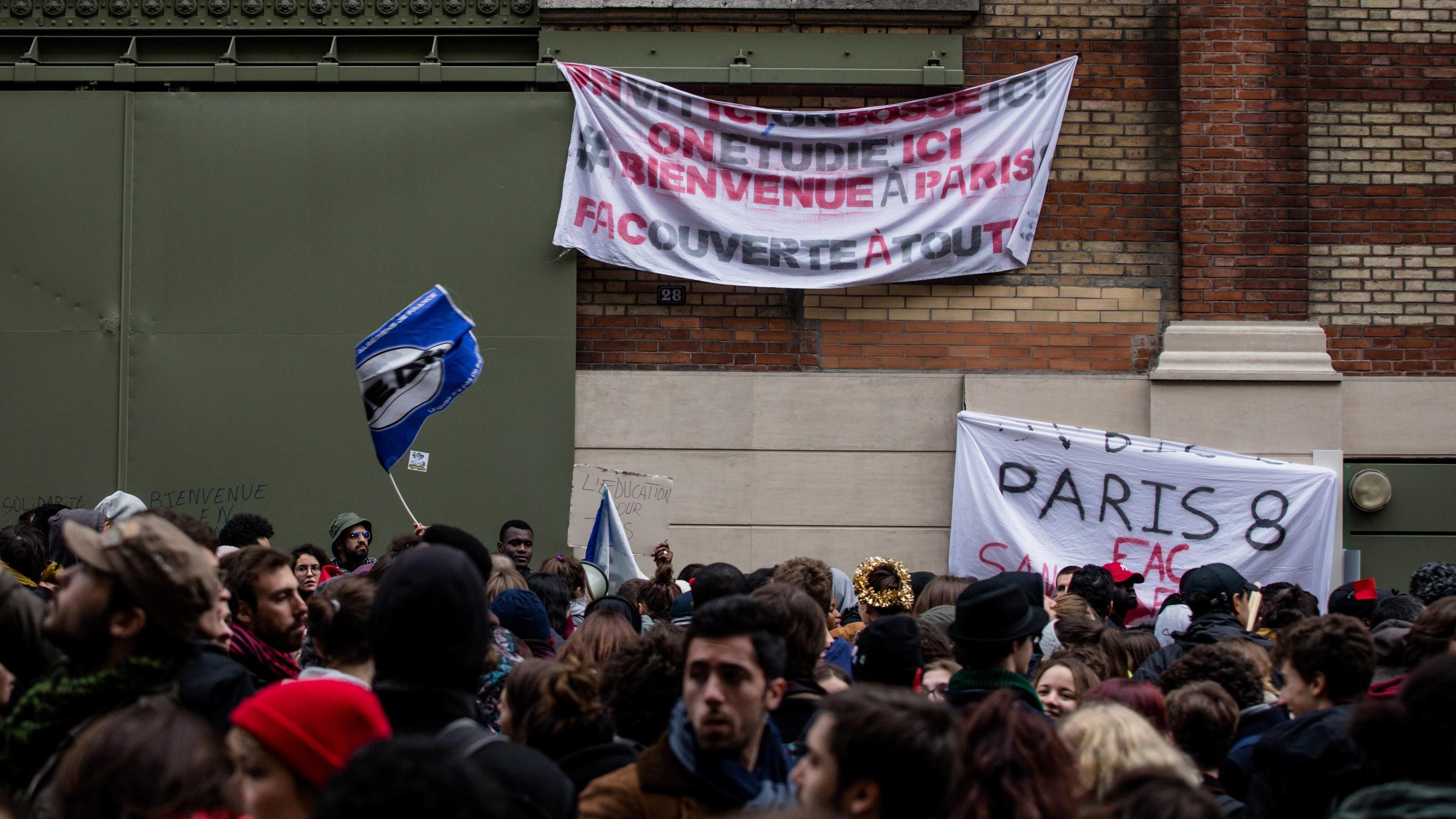 Ausschreitungen in Frankreich: Mehr als 700 demonstrierende Schüler festgenommen Demonstration by high school and university students against the increase in tuition fees for foreign students, in Paris, France, on December 6th 2018. High school students are also calling for the abandonment of high school reforms, the Student Orie